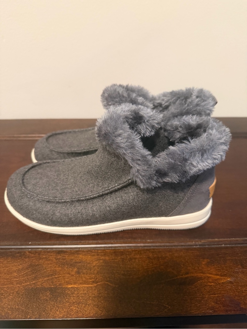 Makalu Cozy Gray Faux-Fur Lined Slip-On Shoes Size 8